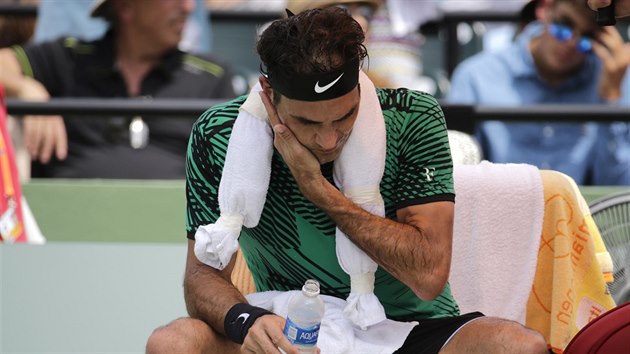 Roger Federer odpov bhem finle turnaje v Miami.