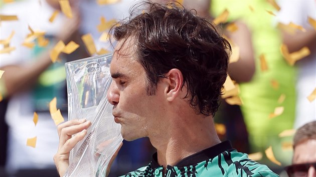 Roger Federer lb trofej pro vtze turnaje v Miami.