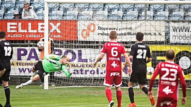 Budjovick glman Zdenk Kek inkasuje v duelu proti Olomouci.