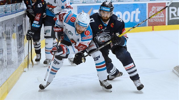 Chomutovsk tonk Jakub Sklen (vlevo) a Luk Vantuch z Liberce se enou za pukem.