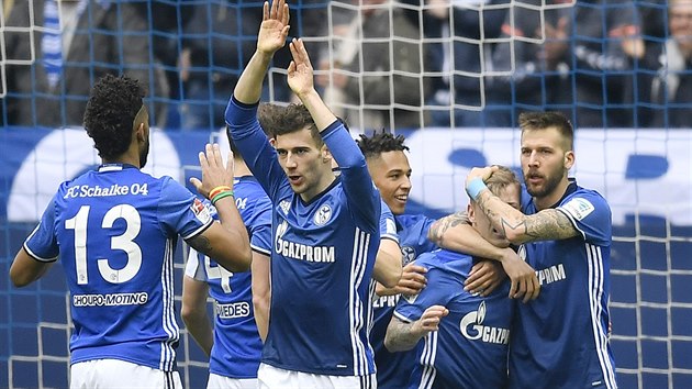 Fotbalist Schalke oslavuj jeden z gl do st Wolfsburgu.