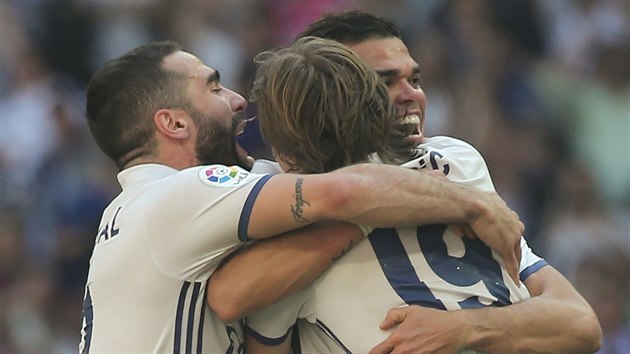 Hri Realu Madrid se raduj z glu Pepeho (vpravo) bhem mstskho derby proti Atltiku.