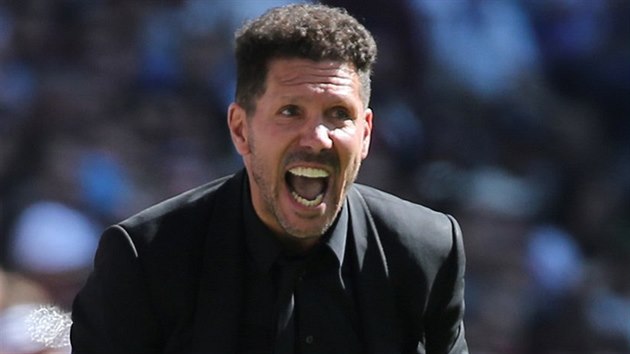 Trenr Diego Simeone burcuje sv svence, hre Atltika Madrid, bhem derby proti Realu.