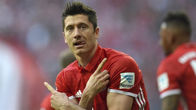 tonk Bayernu Mnichov Robert Lewandowski oslavuje gl v zpase s Dortmundem.