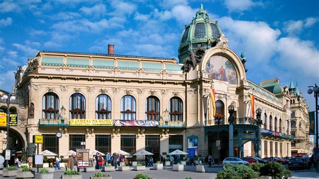 Obecn dm zaruen ohrom kadho nvtvnka. V dob svho vzniku to byl architektonick skvost s mnostvm zdobnch detail i technickch novinek.