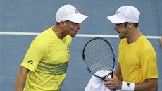 POVZBUZENÍ. Kapitán australských tenist Leyton Hewitt promlouvá se svým...