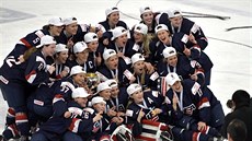Americké hokejistky slaví triumf na domácím mistrovství svta v Plymouthu.