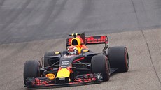 Velká cena íny: Maxe Verstappena z Red Bullu prohání Kimi Räikkönen z Ferrari.