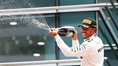 AMPUS NESMÍ CHYBT. Lewis Hamilton po vítzství ve Velké cen íny.