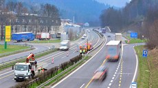 Výměna svodidel komplikuje od pondělí znovu dopravu na frekventované čtyřproudé... Výměna svodidel komplikuje od pondělí znovu dopravu na frekventované čtyřproudé...