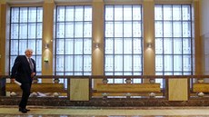 Guvernér ČNB Jiří Rusnok přichází na tiskovou konferenci bankovní rady k... Guvernér ČNB Jiří Rusnok přichází na tiskovou konferenci bankovní rady k...