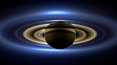 PRSTENCE SATURNU. Barevný snímek Saturnu poídila vesmírná sonda Cassini....