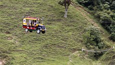 LÉTAJÍCÍ AUTOBUS. Turisté v kolumbijském msteku Pitalito jedou lanovkou...