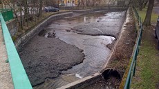 Vyputná nádr, ást sediment je ji odplavena. Tím, e není voda pevedena...