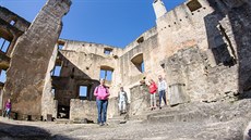 Turisté si procházejí zíceninu hradu Landtejn.
