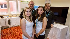 Redaktoři i hostesky jsou připraveni odpovědět na vaše zvědavé otázky. Redaktoři i hostesky jsou připraveni odpovědět na vaše zvědavé otázky.