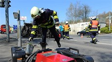 V praské Kolbenov ulici se srazila dv auta a dodávka. tyi lidé se zranili...