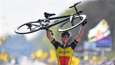 HOTOVO. Philippe Gilbert práv triumfáln prochází cílem závodu Kolem Flander s...