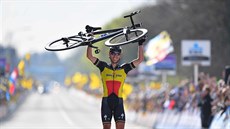 HOTOVO. Philippe Gilbert práv triumfáln prochází cílem závodu Kolem Flander s...