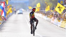 U M NEDOJEDOU. Philippe Gilbert se otáí, za chvíli zvedne své kolo nad hlavu...