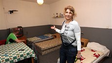 Iveta Kulhánková ukazuje jeden z pokoj ubytovny v havlíkobrodské Kotlin....