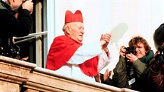 Kardinál Frantiek Tomáek na snímku z 25. listopadu 1989 ehná vícím pod...
