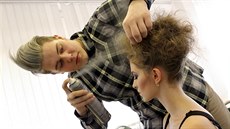 Filip Komárek začal s tvořením účesů v dětství. Už na základní škole barvil... Filip Komárek začal s tvořením účesů v dětství. Už na základní škole barvil...