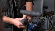 Potápěči nalezli na dně Vltavy starý vibrátor (6.4.2017). Potápěči nalezli na dně Vltavy starý vibrátor (6.4.2017).