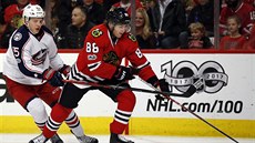 Patrick Kane z Chicaga uniká s pukem v utkání proti Columbusu.