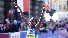 Joyciline Jepkosgeiová se v cíli Pražského půlmaratonu raduje z triumfu a... Joyciline Jepkosgeiová se v cíli Pražského půlmaratonu raduje z triumfu a...