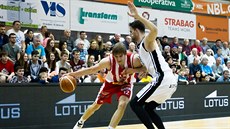 Pardubický pivot Ondřej Kohout (vlevo) bojuje s Vojtěchem Hrubanem z Nymburka. Pardubický pivot Ondřej Kohout (vlevo) bojuje s Vojtěchem Hrubanem z Nymburka.
