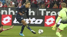 Yussuf Poulsen z Lipska v šanci před brankářem Jonasem Lösslm z Mohuče. Yussuf Poulsen z Lipska v šanci před brankářem Jonasem Lösslm z Mohuče.
