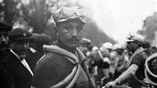 Lucien Petit-Breton, dvojnásobný vítěz Tour, před startem na Paříž–Roubaix. Lucien Petit-Breton, dvojnásobný vítěz Tour, před startem na Paříž–Roubaix.