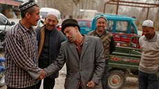 Ujgurové ve vesnici i-ja v autonomní oblasti Sin-iang smlouvají nad cenou...