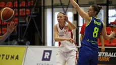 Alexandra Chomenčuková (vlevo) z Nymburka a Ilona Burgrová z USK Praha sledují... Alexandra Chomenčuková (vlevo) z Nymburka a Ilona Burgrová z USK Praha sledují...