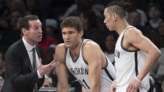 Kenny Atkinson, trenér Brooklynu, usmruje Brooka Lopeze (uprosted) a...