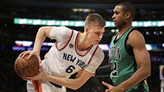 Kristaps Porzingis (vlevo) z New Yorku si chystá útok pes Ala Horforda z...