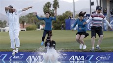 Rjo So-jon (ve vodě) a její nejbližší slaví trumf na ANA Inspiration. Rjo So-jon (ve vodě) a její nejbližší slaví trumf na ANA Inspiration.