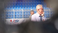 Vlastimil Petržela sleduje hru Baníku Ostrava, v pozadí Martin Hašek, který... Vlastimil Petržela sleduje hru Baníku Ostrava, v pozadí Martin Hašek, který...