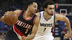 C. J. McCollum (vlevo) z Portlandu uniká Tyusovi Jonesovi z Minnesoty. C. J. McCollum (vlevo) z Portlandu uniká Tyusovi Jonesovi z Minnesoty.