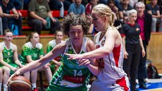 Tereza Pecková (vlevo) z KP Brno se tlačí přes Kláru Rosenbaumovou z Hradce... Tereza Pecková (vlevo) z KP Brno se tlačí přes Kláru Rosenbaumovou z Hradce...