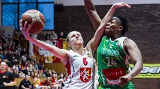 Kristýna Minarovičová (vlevo) z Hradce Králové v souboji se Steph Maddenovou z... Kristýna Minarovičová (vlevo) z Hradce Králové v souboji se Steph Maddenovou z...