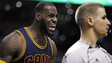 LeBron James z Clevelandu se raduje, jeho tým uspěl v Bostonu. LeBron James z Clevelandu se raduje, jeho tým uspěl v Bostonu.