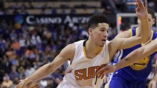 Devin Booker (vlevo) z Phoenixu proniká ke koi Golden State. V pozadí Klay...