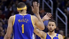 JaVale McGee a Stephen Curry slaví úspnou akci Golden State.