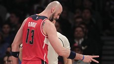 Marcin Gortat z Washingtonu slaví své dva body.