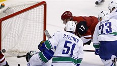 Radim Vrbata (v červeném) z Arizony překonává obranu Vancouveru a skóruje. Radim Vrbata (v červeném) z Arizony překonává obranu Vancouveru a skóruje.