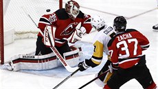 Pavel Zacha z New Jersey sleduje, jak Matt Cullen z Pittsburghu pekonává jeho...