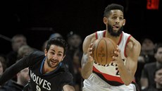 Allen Crabbe (vpravo) z Portlandu si hlídá mí, atakuje ho Ricky Rubio z...