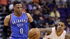 Russell Westbrook (vlevo) z Oklahoma City sleduje Tylera Ulise z Phoenixu.